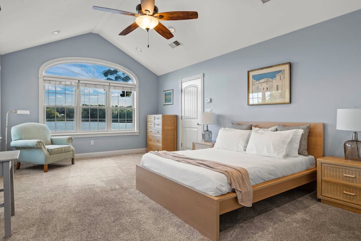 Suite principal - planta principal. Cama tamaño queen, TV inteligente, escritorio, vestidor, armario con vestidor, baño privado.