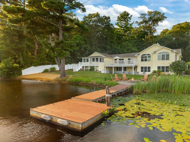The Dock House on Moodus Reservoir- Family Getaway