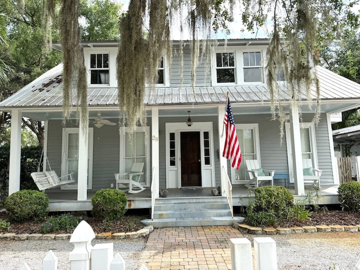 Coastal 3br Cape Cod Retreat - Apalachicola, FL