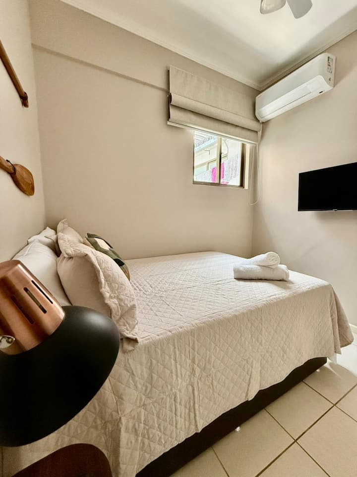 Chambre avec lit double - nouveau matelas Ortobom (récemment acheté), télévision, ventilateur de plafond et climatisation 12 000 Btus.
Les séjours comprennent les draps et les salles de bain, les oreillers et les couvertures.