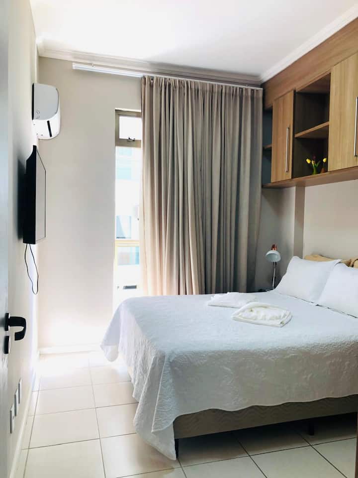 Suite avec balcon, lit double, climatisation, armoire et télévision.
Les séjours comprennent les draps et les salles de bain, les oreillers et les couvertures.