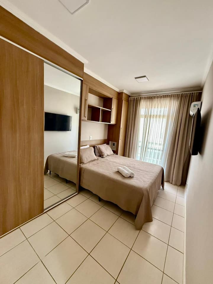 Suite avec balcon, lit double, climatisation, armoire et télévision.
Les séjours comprennent les draps et les salles de bain, les oreillers et les couvertures.