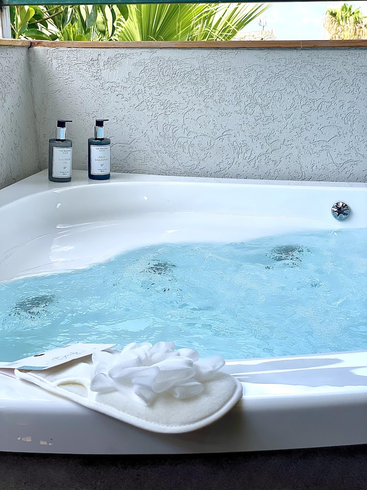 Authentic Studio with Jacuzzi in the Center — 5