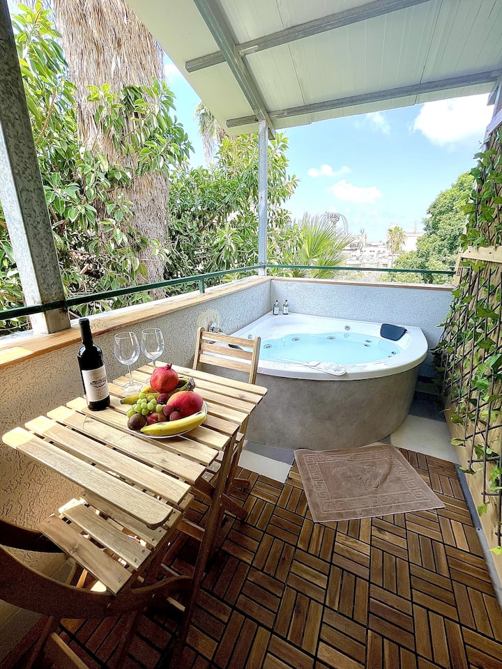 Authentic Studio with Jacuzzi in the Center — 4