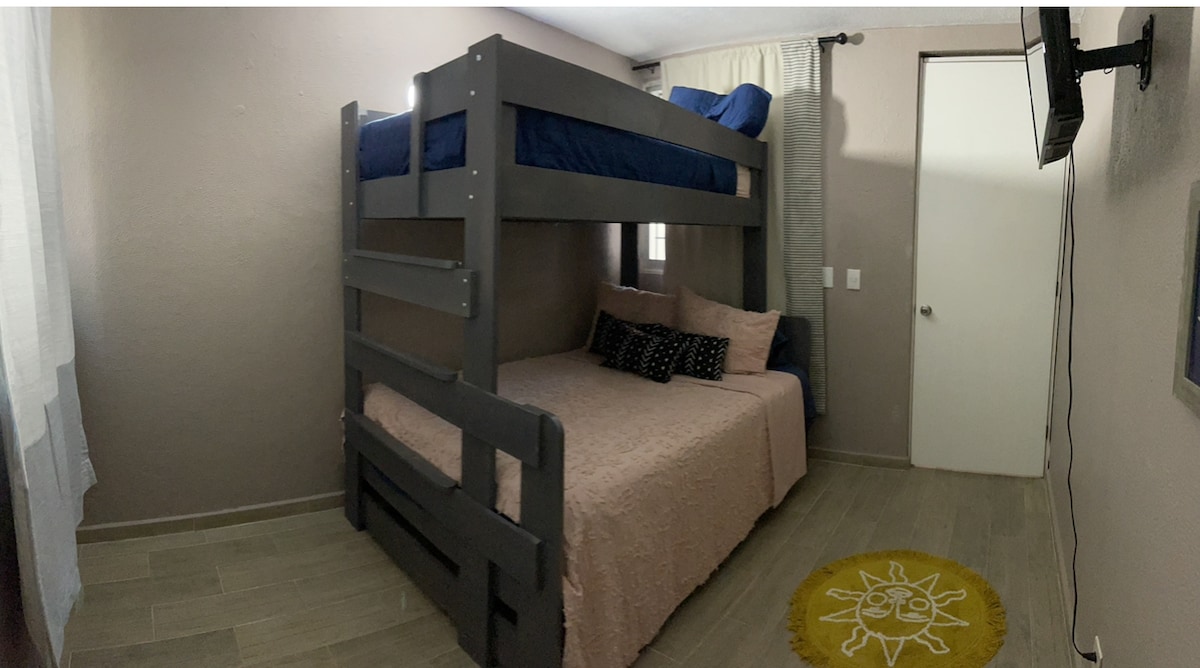 Двуетажно легло – Queen size и единично