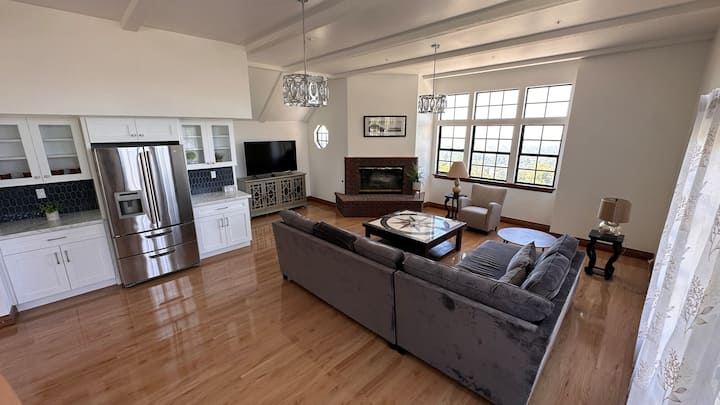 Luxe Sierra Madre Hilltop Escape - San Marino, CA