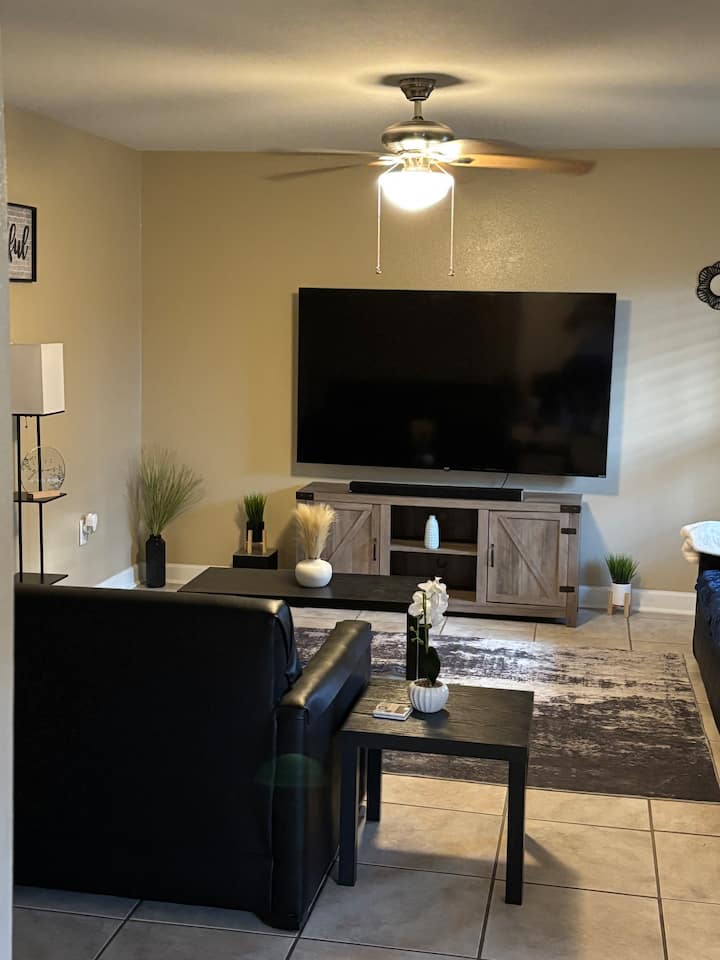 Modern Oasis + Lake Front Apartment - Gulfport, MS