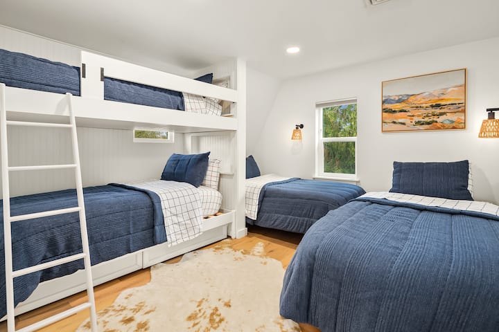 Soba na kat!!

Napomena: gornji je krevet malen i preporučuje se za dijete.  Za odraslu osobu bilo bi tijesno! 