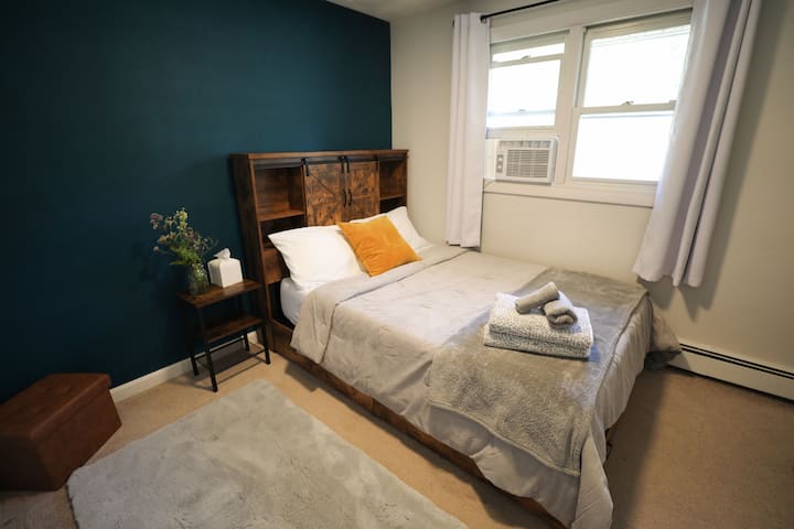 เตียงขนาดเต็มพร้อมพื้นที่ตู้เสื้อผ้า 