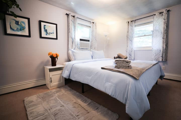 ห้องนอนที่เงียบสงบพร้อมเตียงขนาดคิงไซส์แบบแคลิฟอร์เนียที่กว้างขวาง ตู้เสื้อผ้ากระจกขนาดใหญ่ และห้องน้ำส่วนตัวที่เชื่อมต่อกับห้องนอน