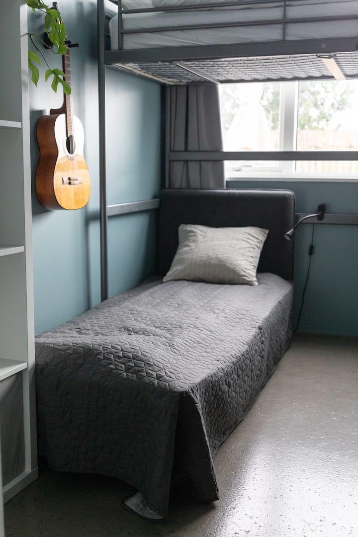 Chumba cha 2 cha kulala (Kochi la kulala la 1X, kitanda cha juu cha 1X