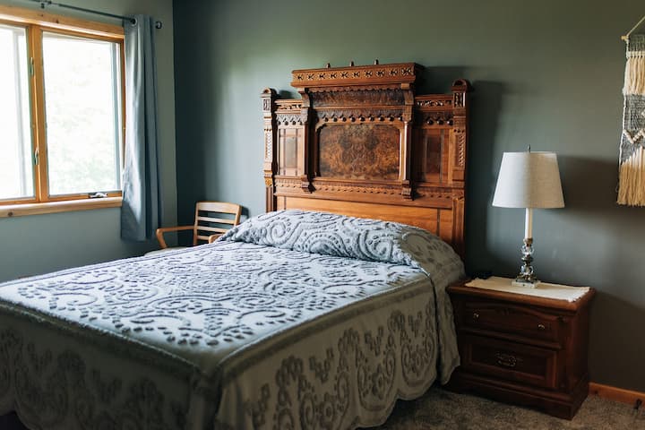 Esta acogedora habitación cuenta con un baño privado con bañera y ducha, un armario y hermosas vistas del río St. Mary's y las ondulantes colinas de Canadá desde el segundo piso.¡Las cortinas que oscurecen la habitación te permiten dormir un poco más!