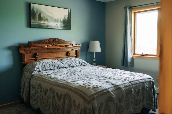 Esta acogedora habitación cuenta con un baño privado con bañera y ducha, un pequeño armario y hermosas vistas del río St. Mary's y las onduladas colinas de Canadá desde el segundo piso.¡Las cortinas que oscurecen la habitación te permiten dormir un poco más!