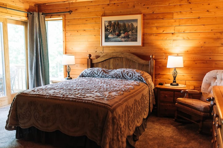 Un remanso de paz, este dormitorio de madera natural ofrece un amplio armario, un balcón privado con impresionantes vistas, baño privado, cortinas que oscurecen la habitación, acceso USB y un televisor, ofreciendo una combinación perfecta de comodidad serena y conveniencia moderna.