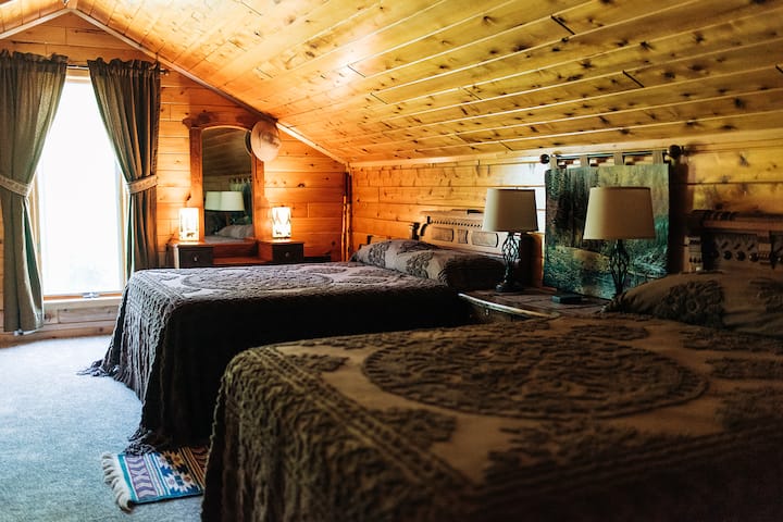 La hibernación te espera en esta acogedora y tranquila habitación de cedro con dos camas tamaño queen, vista al paisaje al aire libre e iluminación suave. Los puertos USB garantizan una conectividad esencial.El espacio del armario te mantiene organizado.¡Relájese en la comodidad de una lujosa casa!