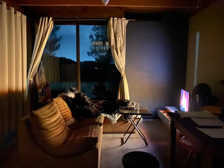 في غرفة المعيشة، يمكنك مشاهدة الأفلام بينما يدخل ضوء القمر من خلال النافذة