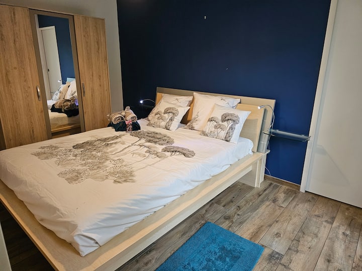 обезбедена постелнина:
Постелнина од 100% памук, една крпа за бањање и една крпа за гости по лице, подлога за бањање и крпи за чај 
се користат украси со различен квалитет (може да се разликуваат од фотографијата)