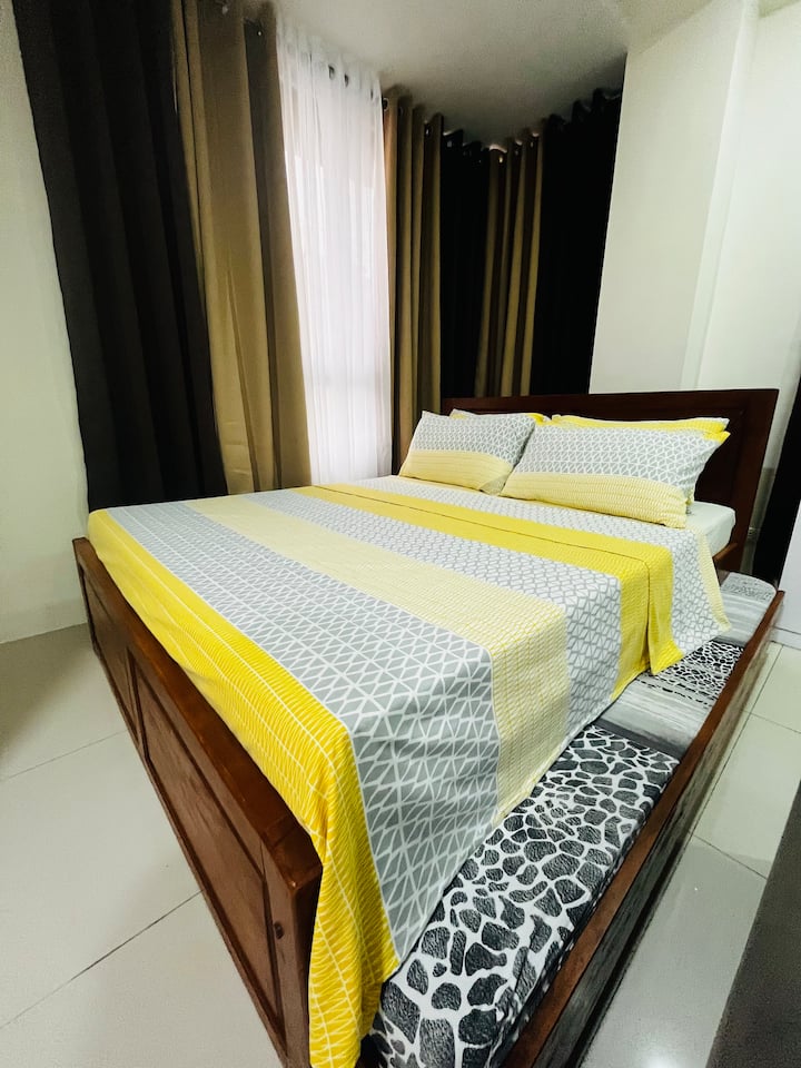 Krevat "King Size" me dyshek me dritë ajri + krevat me dalje