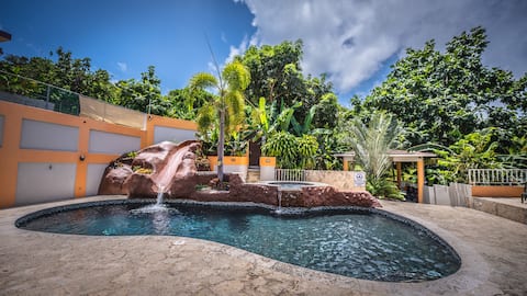 La Roca Beach House/Private Pool with slide
