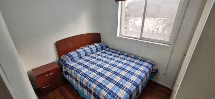 Lit 2 places avec table de chevet et tiroirs, fenêtres thermopanel