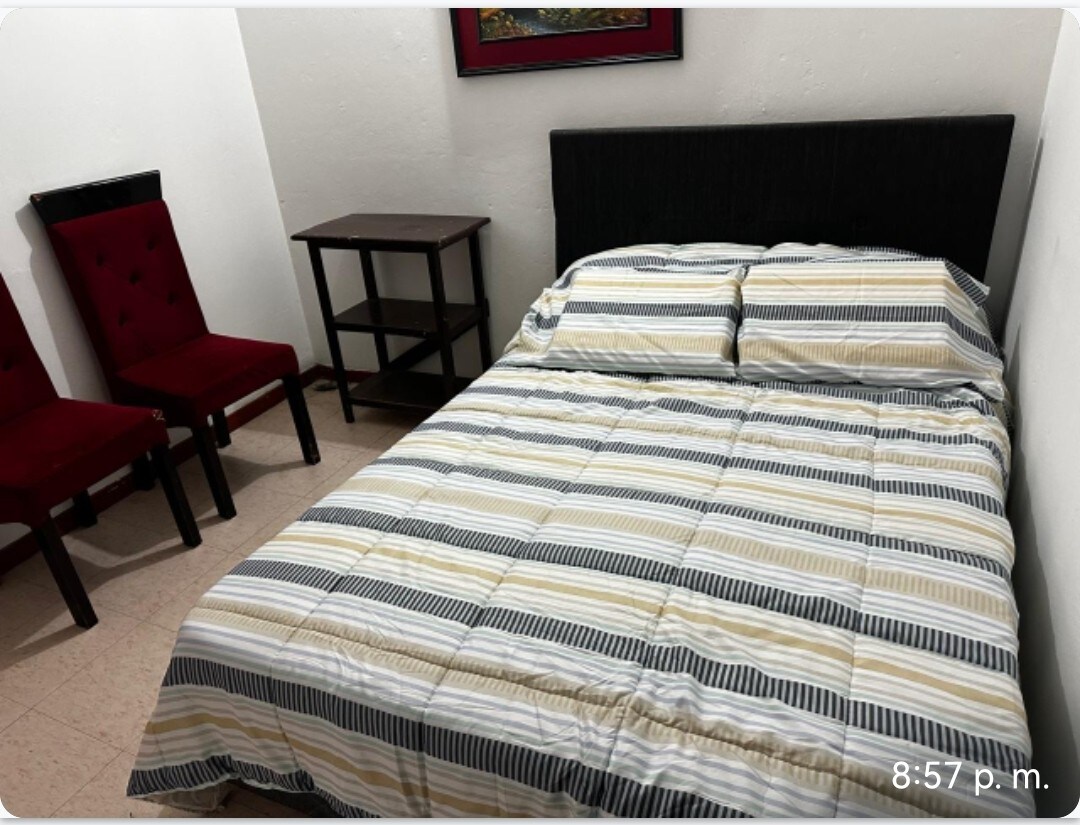 Трета стая с двойно легло, нощно шкафче, 2 стола 