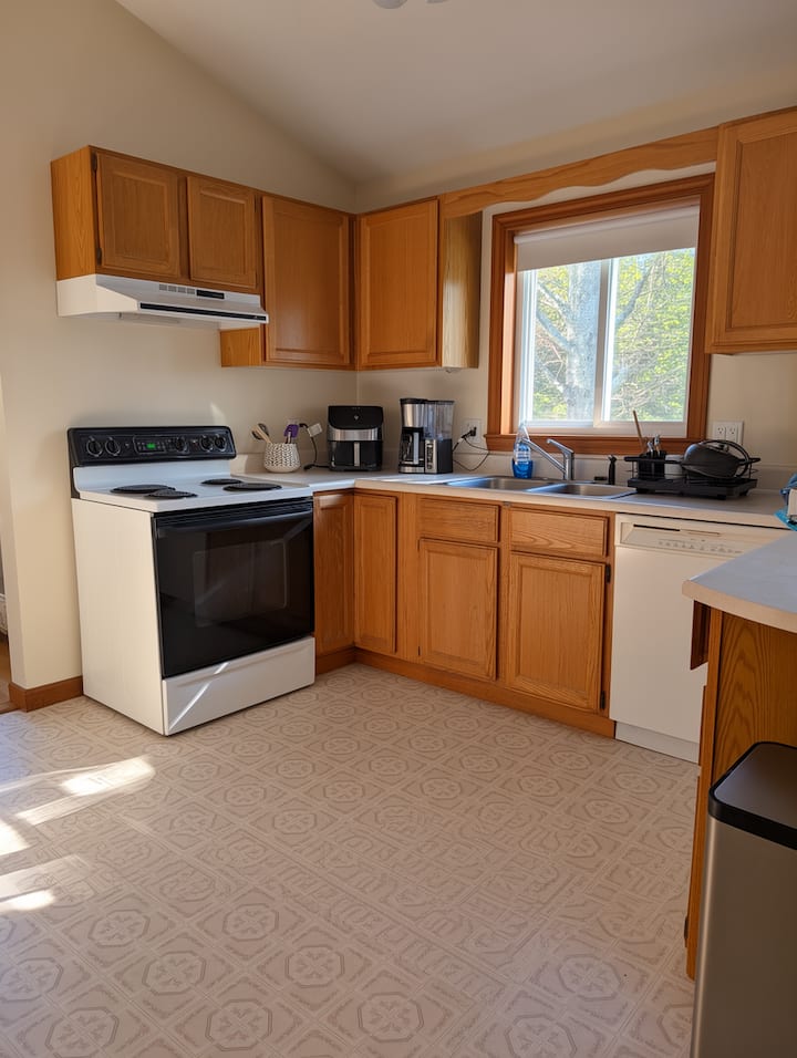 Quiet Home W/ Yard 4m Downtown - Bangor, ME