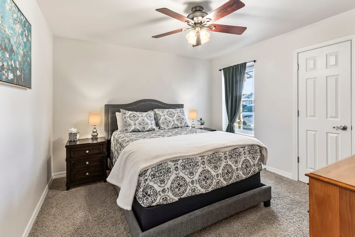 Chumba cha kulala cha wageni chenye kitanda cha ukubwa wa kawaida na kabati la nguo. 