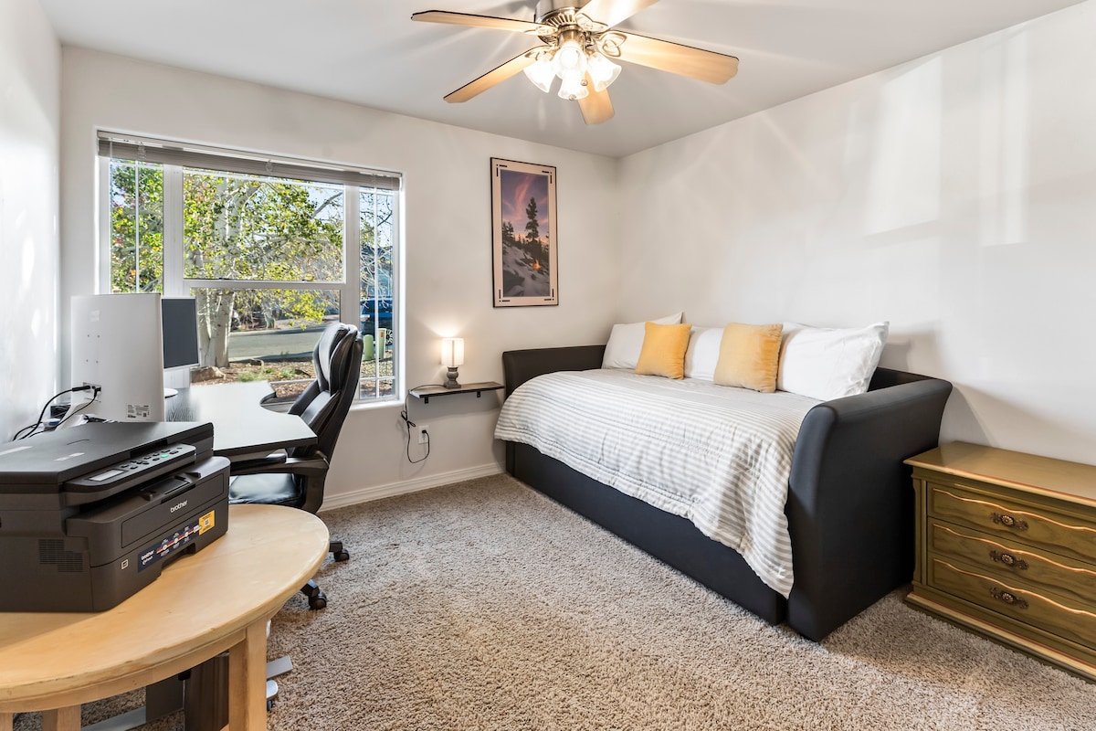 Სტუმრების საძინებელი ორადგილიანი საწოლით, რომლის გამოღებაც შესაძლებელია დამატებითი საძილე სივრცისთვის. 