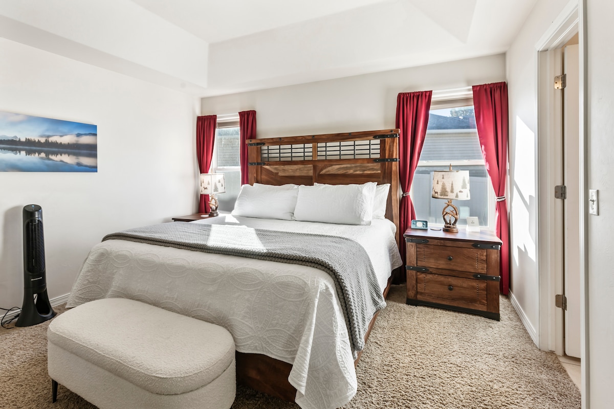 Დიდი ზომის საწოლი მიმაგრებული მთავარი სააბაზანოთი და ორი გასეირნებით კარადაში. 