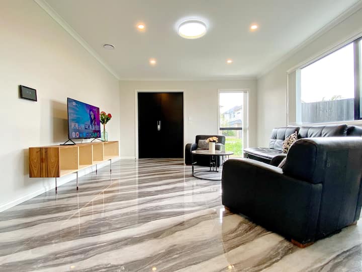 Castlebane New Home 350sqm, 7acs, Large Deck, View - Auckland