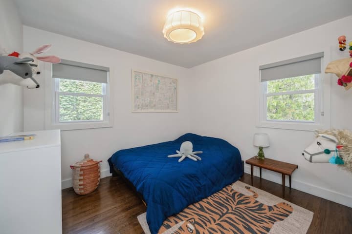 Relájate en nuestro segundo dormitorio situado en el piso principal. Con una cama tamaño queen y amplia luz natural, este dormitorio ofrece vistas a la piscina. La habitación está equipada con un armario y una cómoda para tu comodidad.  