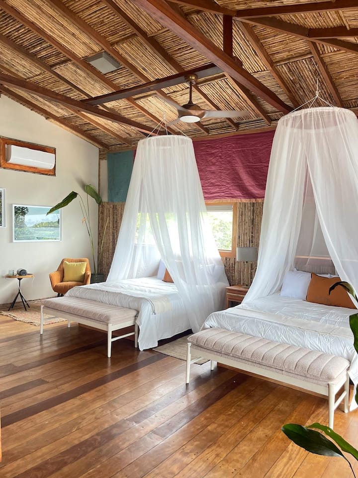 Два брачни кревета, многу удобни и со приватна бања.