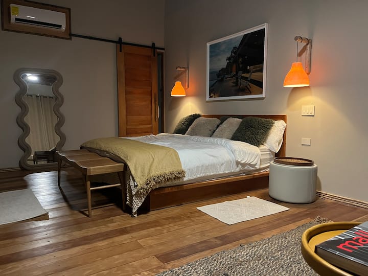 многу удобен брачен кревет (широк 150-179 см) со приватна бања во апартманот. Клима уред и интернет 