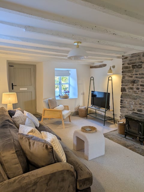 Popular Airbnb listing: Beautiful Country Cottage in Stockport
