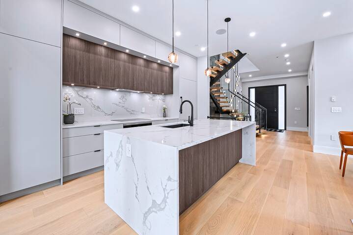 6 Cherry Blossom Castle- Direct bus to downtown gallery image 5