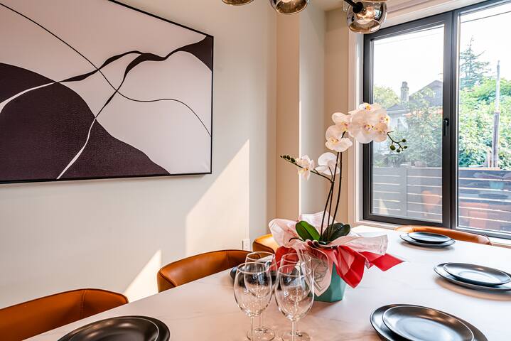 6 Cherry Blossom Castle- Direct bus to downtown gallery image 3