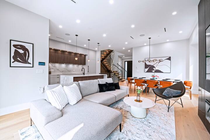 6 Cherry Blossom Castle- Direct bus to downtown gallery image 2