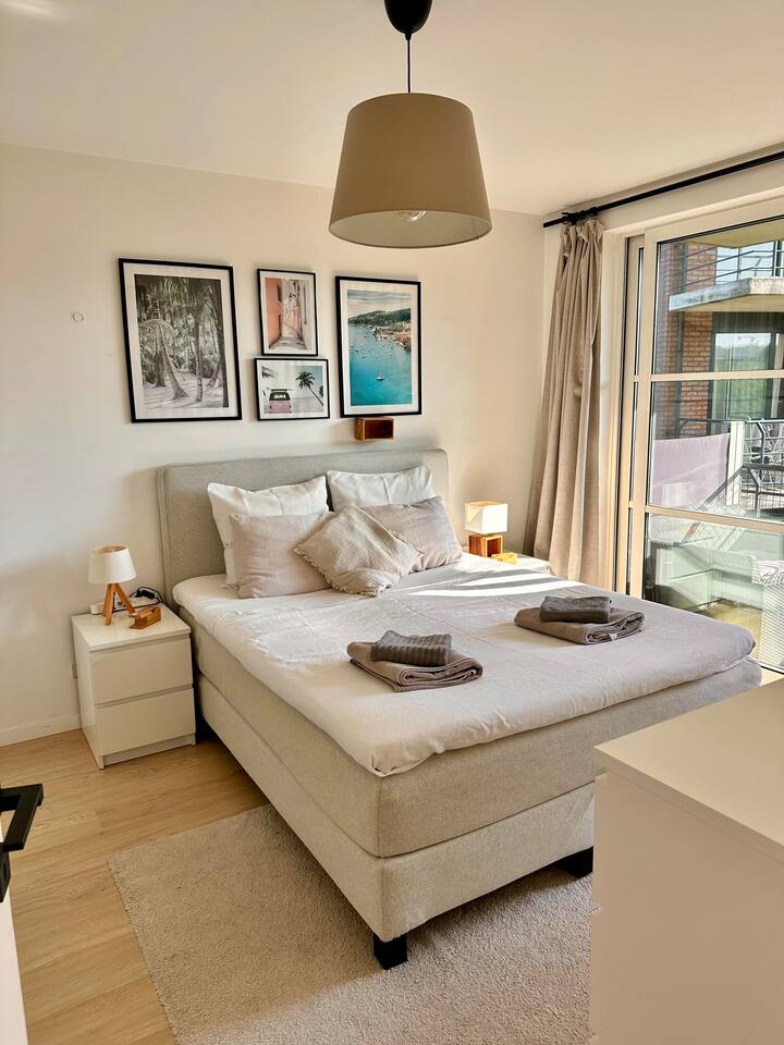 主卧配备1张标准双人床（160x200）
可以将婴儿床（120x60）放在卧室内。