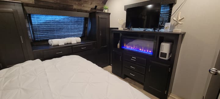 Disfruta de una noche de descanso y de veladas agradables en este dormitorio bien equipado, con televisor, chimenea y todo lo necesario para una estancia estupenda.
