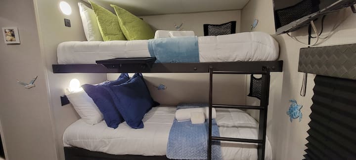 Acogedoras literas con almohadas suaves y almacenamiento incorporado, perfectas para noches de descanso y un uso inteligente del espacio