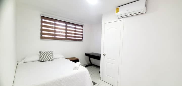 Bračni krevet s klima-uređajem i kupaonica s tušem. 