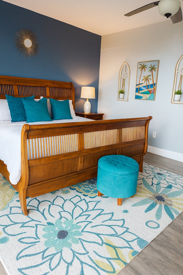 Cama tamaño king, aire acondicionado central y ventilador de techo.