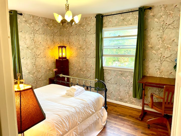 Оваа спална соба гледа кон пријатниот звук на потокот и каскадите на дворот 