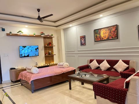 Bright & Peaceful 2BHK Near Ganga/ Suman Homestay