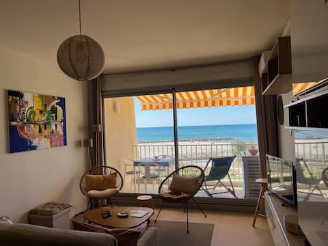 Popular Airbnb listing: Le Petit Albatros 3*: Sea view-private parking-Air conditioning in Palavas Les Flots