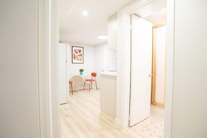 Cozy New 2br | Parking/wifi/walk To Subway & Mall - Toronto