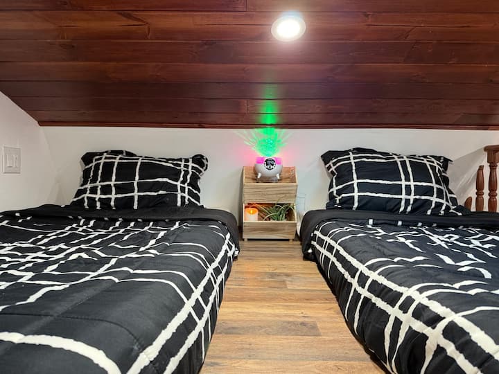 Ლოფტში ორი კომფორტული საწოლია, რომლებიც აღჭურვილია რბილი ორადგილიანი საწოლებით, საწოლთან მდებარე სათავსოთი და ვარსკვლავებით მოჭედილი თხილამურით.
