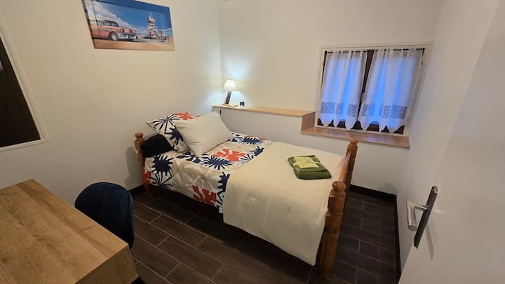 Habitación en la planta baja: cama individual 90×190, escritorio auxiliar y armarios
