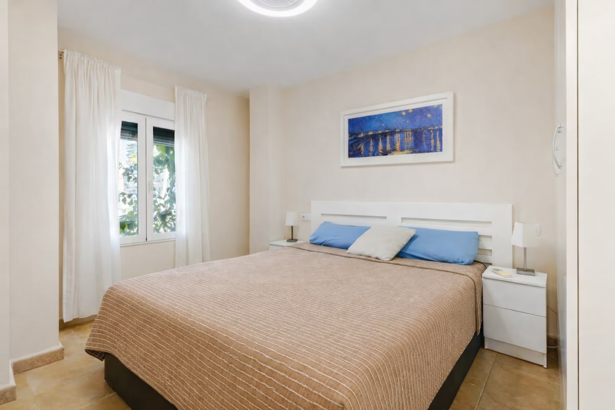 Главна спална соба на 1 кат: XL кревет (1,60 м x 2 м)