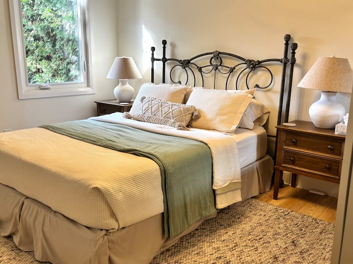 Medium tot stevig queensize bed, luxe katoenen beddengoed, mousseline deken en 2 sets kussens voor je comfort. Een matrasbeschermer van bamboe is beschikbaar in de kledingkast indien nodig. 